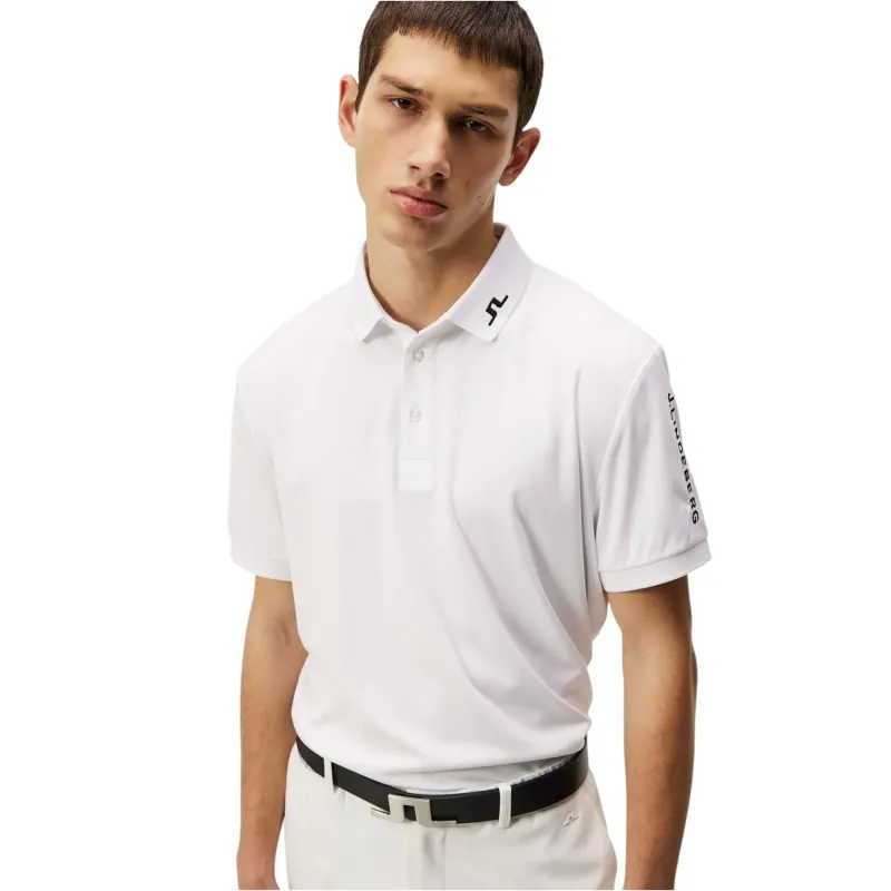 Lindeberge - Polo Tour Tech Blanc Logo Manche Reg Fit - Golf Plus Lindeberge - Polo Tour Tech Blanc Logo Manche Reg Fit - Golf Plus