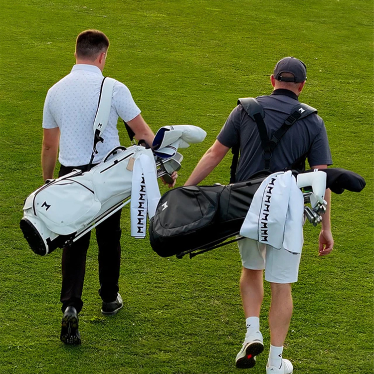 Deux golfeurs sur le green avec un sac de golf Minimal golf