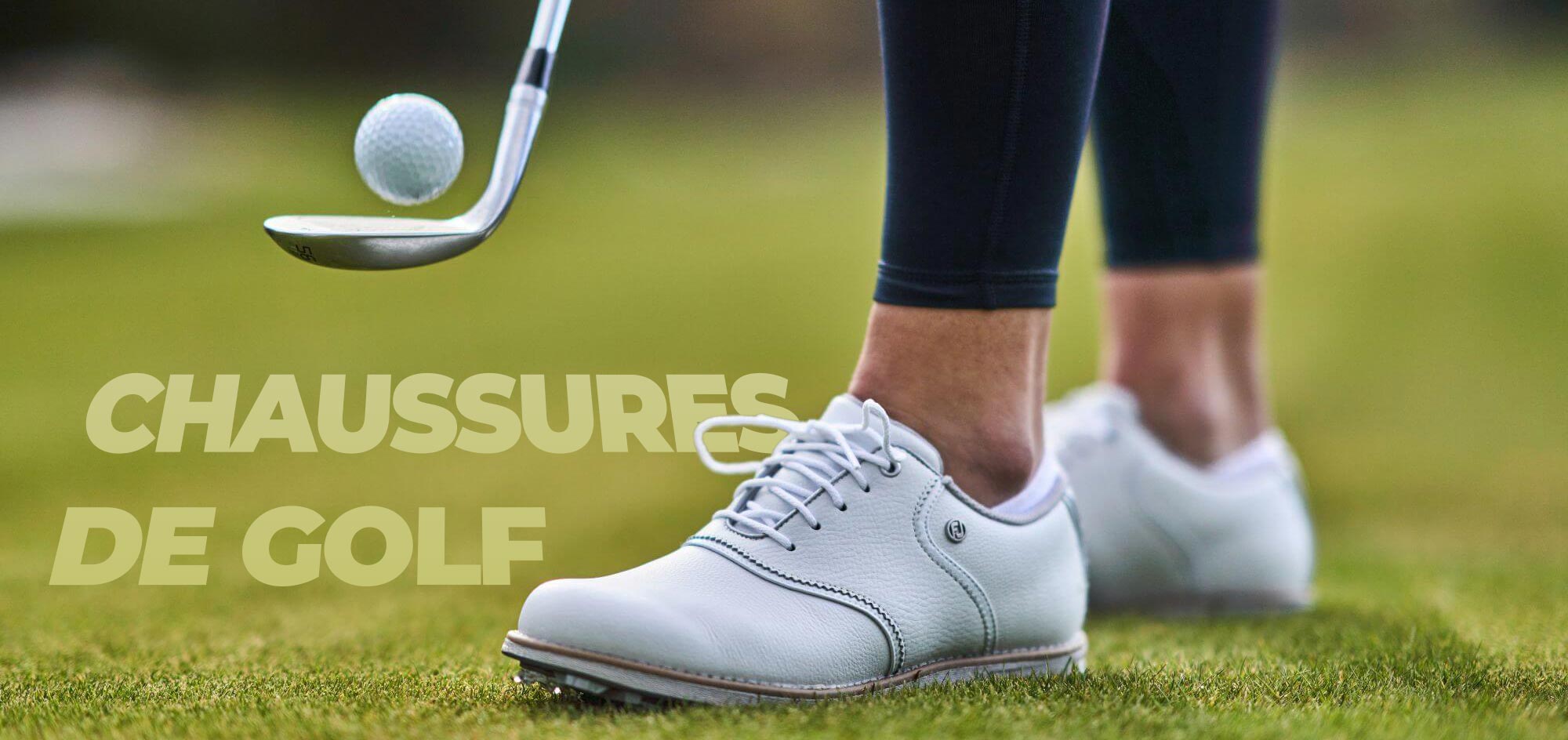 Golfeur portant des chaussures de golf FootJoy avec un club de golf et une balle de golf